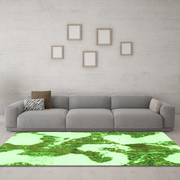Machine Washable Abstract Green Modern Area Rugs in a Living Room,, wshabs986grn