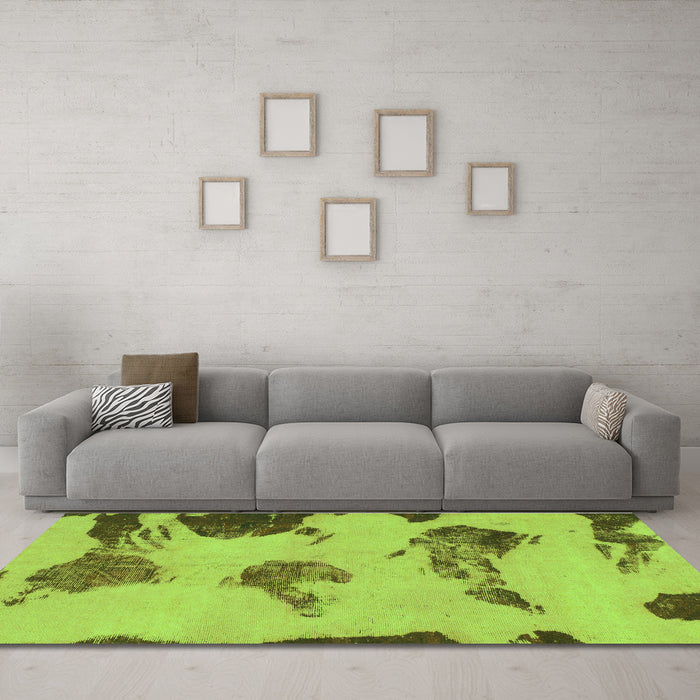 Machine Washable Abstract Green Modern Area Rugs in a Living Room,, wshabs990grn