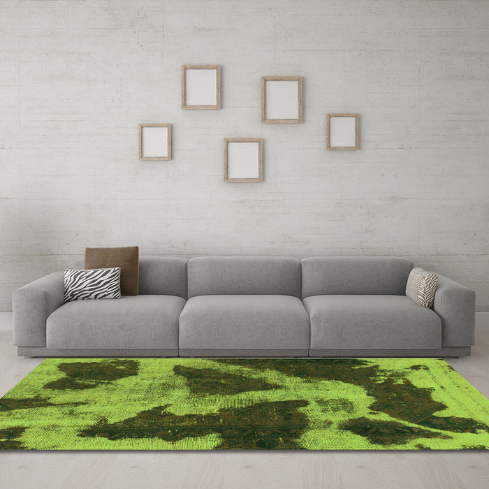 Machine Washable Abstract Green Modern Area Rugs in a Living Room,, wshabs993grn