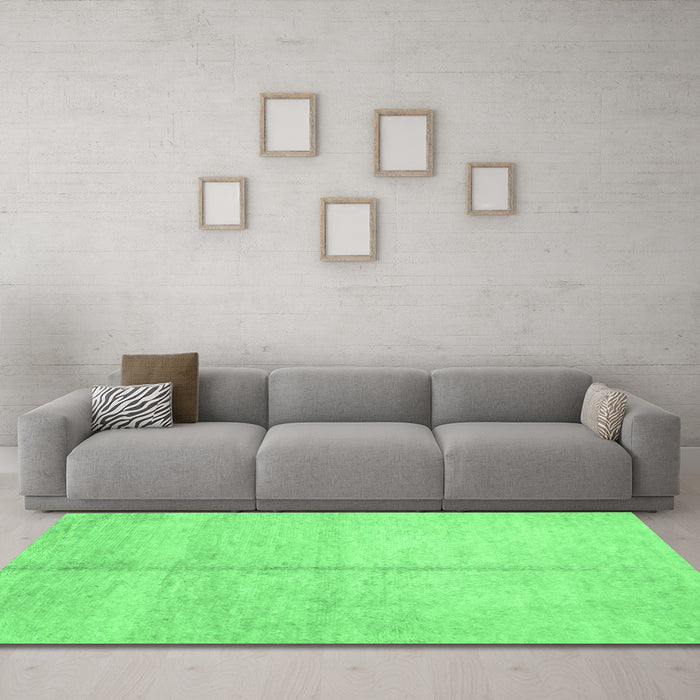 Machine Washable Abstract Emerald Green Contemporary Area Rugs in a Living Room,, wshcon1018emgrn