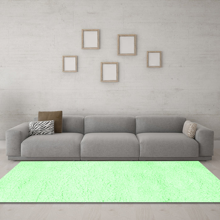 Machine Washable Solid Emerald Green Modern Area Rugs in a Living Room,, wshcon1025emgrn