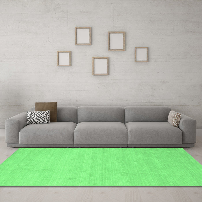 Machine Washable Solid Emerald Green Modern Area Rugs in a Living Room,, wshcon1026emgrn