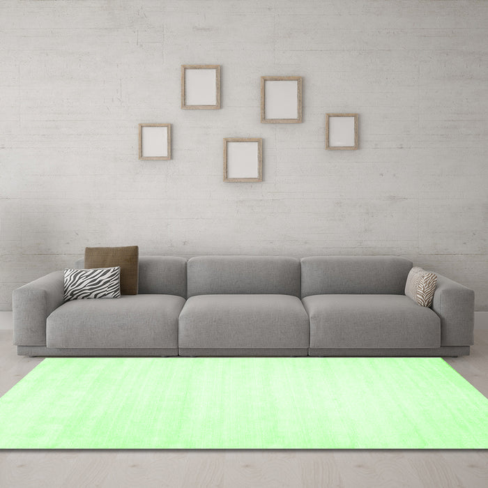 Machine Washable Solid Green Modern Area Rugs in a Living Room,, wshcon108grn