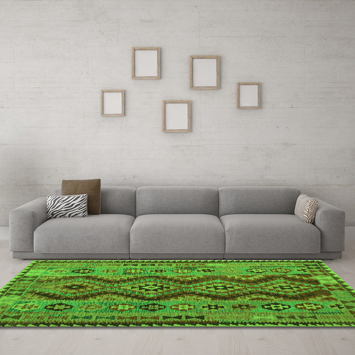 Machine Washable Oriental Green Traditional Area Rugs in a Living Room,, wshcon1096grn
