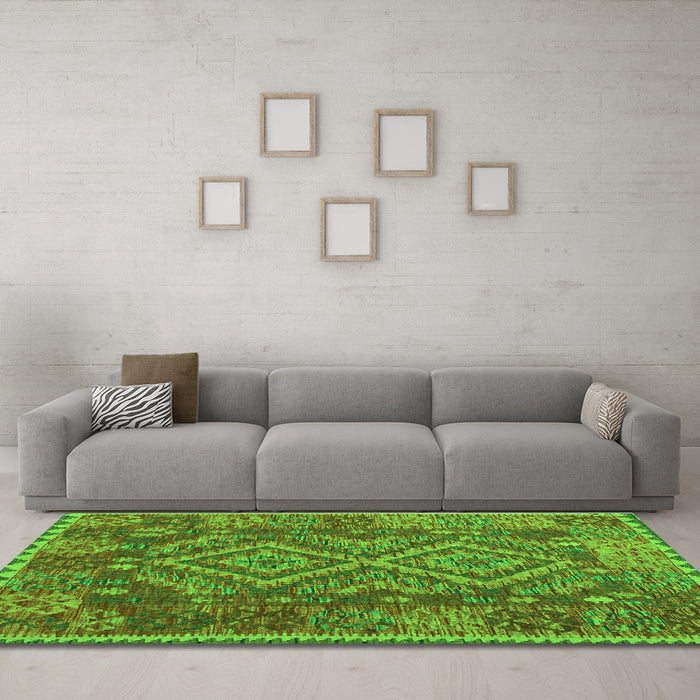 Machine Washable Oriental Green Traditional Area Rugs in a Living Room,, wshcon1101grn