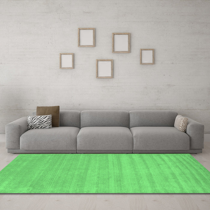 Machine Washable Solid Emerald Green Modern Area Rugs in a Living Room,, wshcon110emgrn