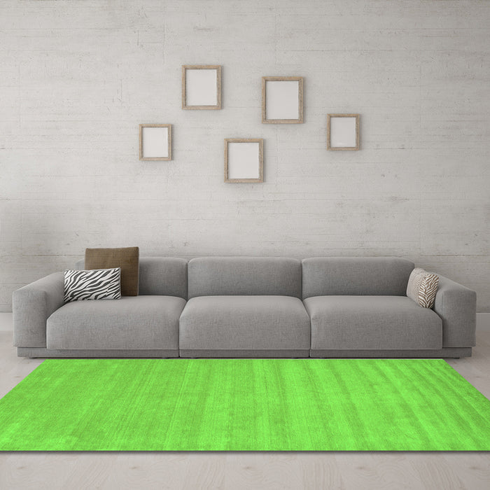 Machine Washable Solid Green Modern Area Rugs in a Living Room,, wshcon110grn