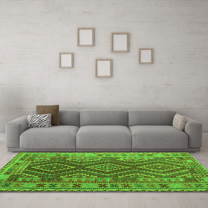 Machine Washable Oriental Green Traditional Area Rugs in a Living Room,, wshcon1117grn
