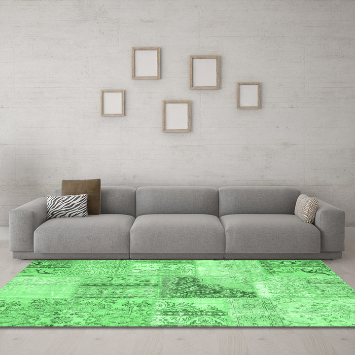 Machine Washable Patchwork Emerald Green Transitional Area Rugs in a Living Room,, wshcon1126emgrn
