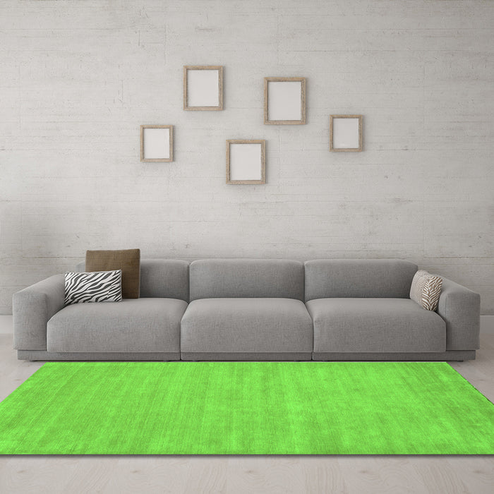Machine Washable Solid Green Modern Area Rugs in a Living Room,, wshcon112grn