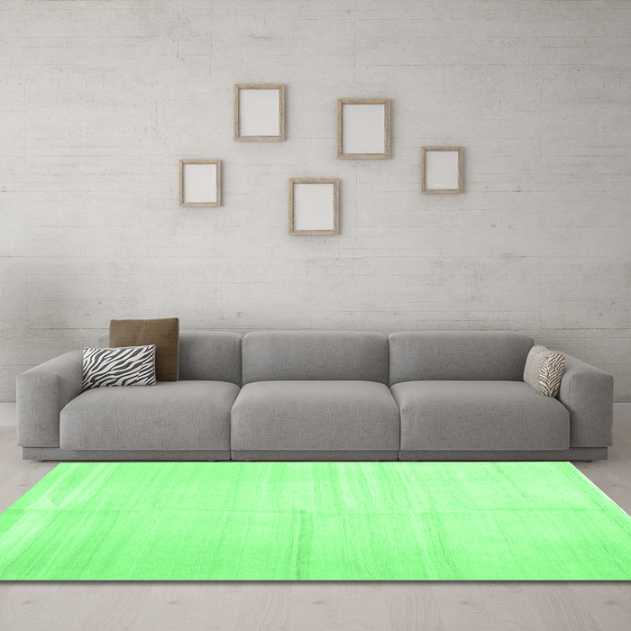Machine Washable Solid Emerald Green Modern Area Rugs in a Living Room,, wshcon1137emgrn