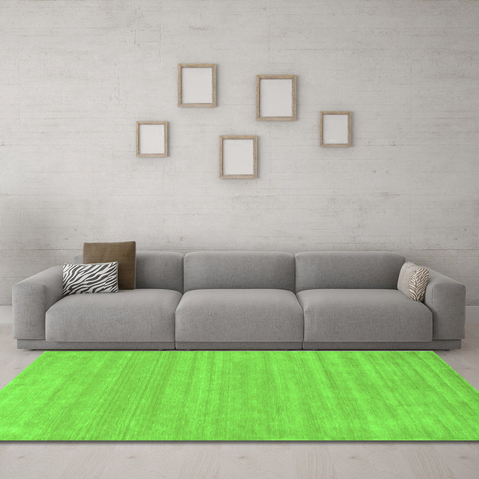 Machine Washable Solid Green Modern Area Rugs in a Living Room,, wshcon113grn