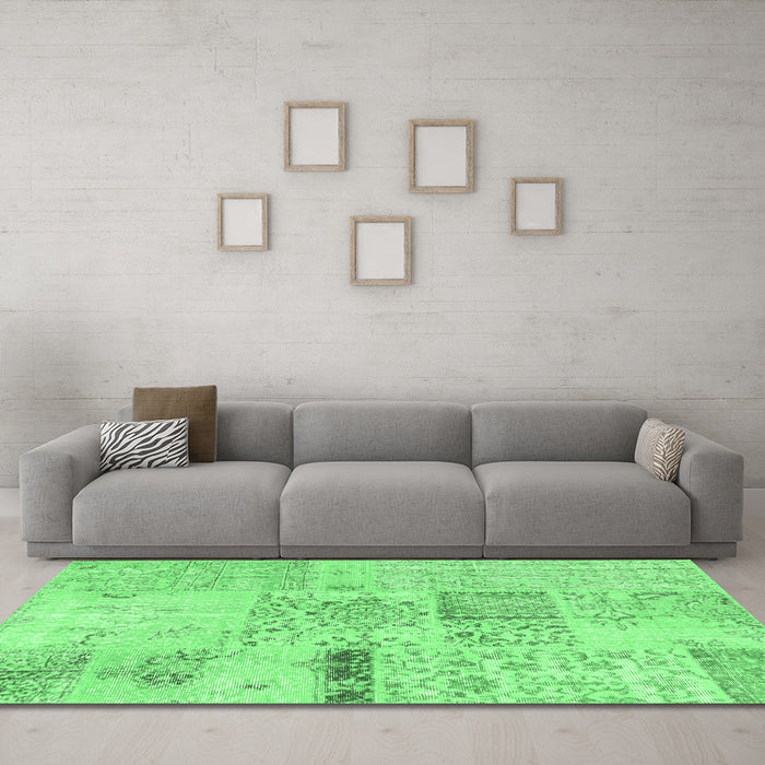 Machine Washable Patchwork Emerald Green Transitional Area Rugs in a Living Room,, wshcon1163emgrn