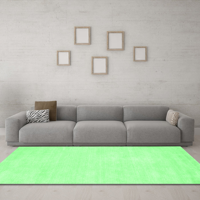 Machine Washable Abstract Emerald Green Contemporary Area Rugs in a Living Room,, wshcon116emgrn