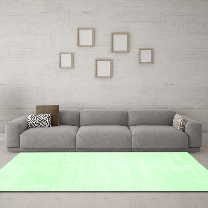 Machine Washable Solid Emerald Green Modern Area Rugs in a Living Room,, wshcon117emgrn