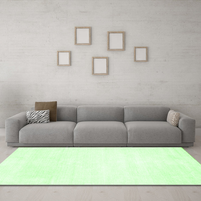 Machine Washable Solid Green Modern Area Rugs in a Living Room,, wshcon117grn