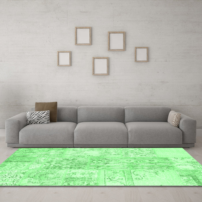 Machine Washable Abstract Emerald Green Contemporary Area Rugs in a Living Room,, wshcon1184emgrn