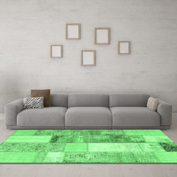 Machine Washable Patchwork Emerald Green Transitional Area Rugs in a Living Room,, wshcon1204emgrn