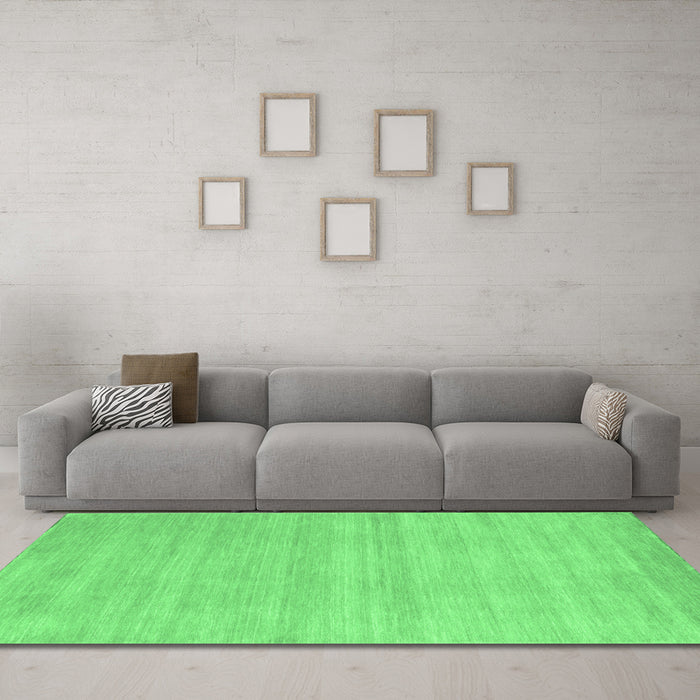 Machine Washable Solid Emerald Green Modern Area Rugs in a Living Room,, wshcon120emgrn