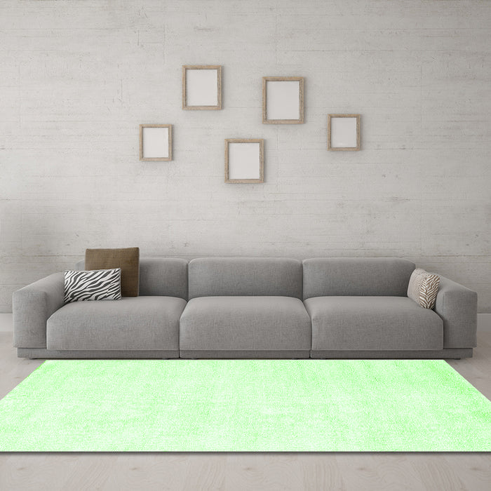 Machine Washable Solid Green Modern Area Rugs in a Living Room,, wshcon124grn