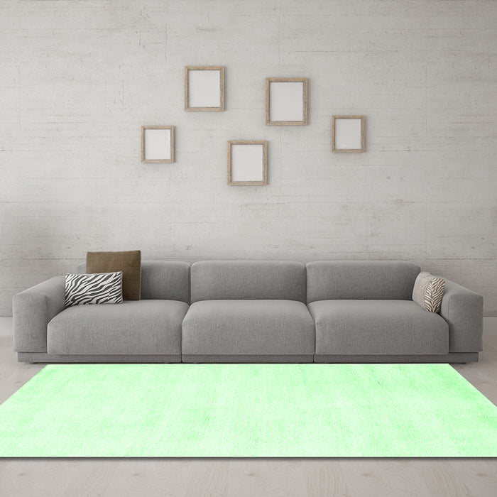 Machine Washable Solid Emerald Green Modern Area Rugs in a Living Room,, wshcon124emgrn
