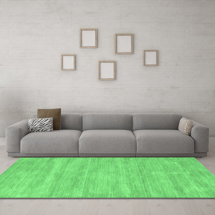 Machine Washable Solid Emerald Green Modern Area Rugs in a Living Room,, wshcon125emgrn