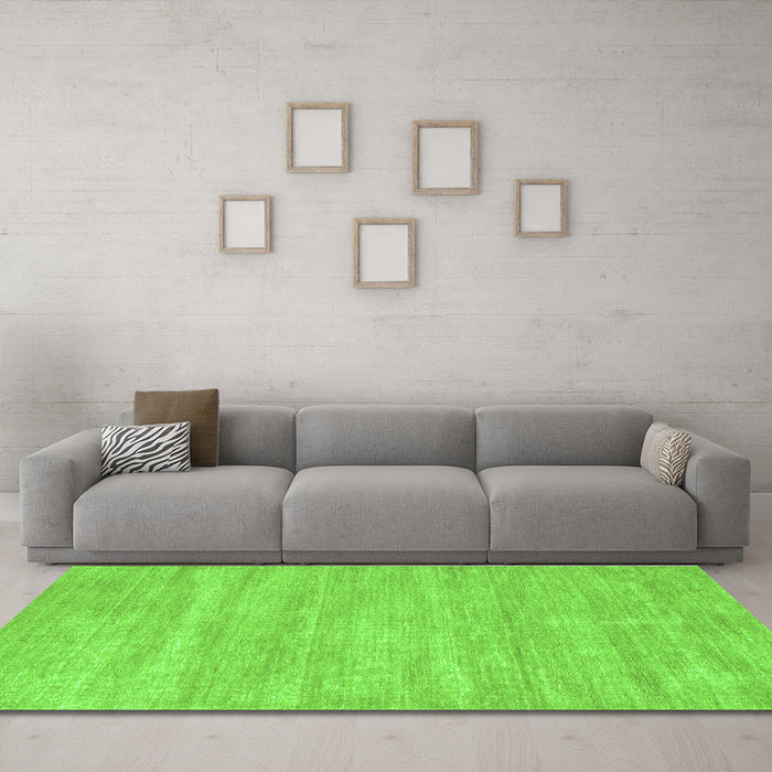 Machine Washable Solid Green Modern Area Rugs in a Living Room,, wshcon125grn
