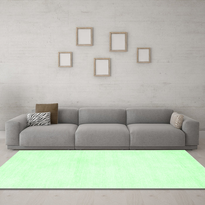 Machine Washable Solid Emerald Green Modern Area Rugs in a Living Room,, wshcon127emgrn
