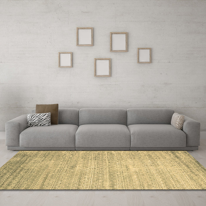 Machine Washable Abstract Brown Contemporary Rug in a Living Room,, wshcon1300brn