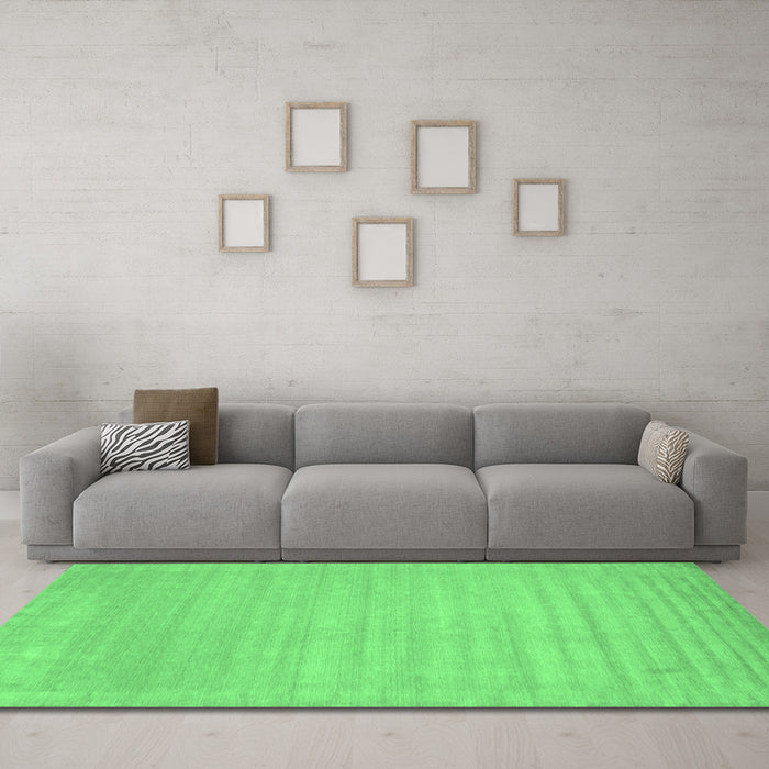 Machine Washable Solid Emerald Green Modern Area Rugs in a Living Room,, wshcon131emgrn