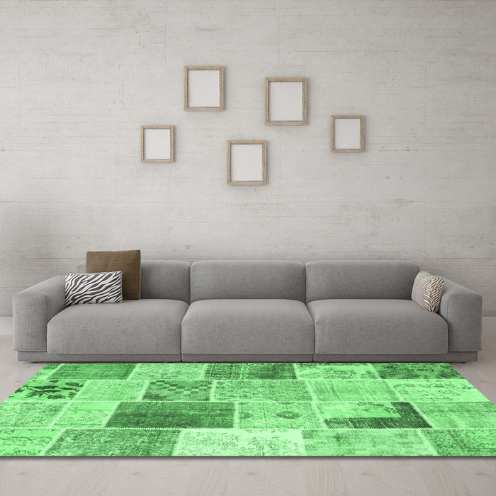 Machine Washable Patchwork Emerald Green Transitional Area Rugs in a Living Room,, wshcon1380emgrn