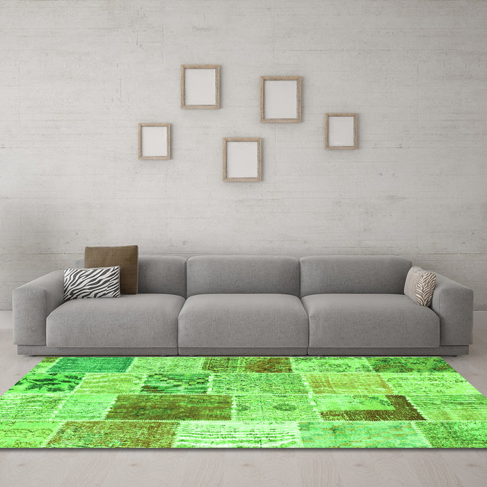 Machine Washable Patchwork Green Transitional Area Rugs in a Living Room,, wshcon1380grn