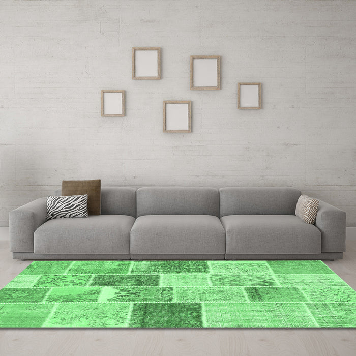Machine Washable Patchwork Emerald Green Transitional Area Rugs in a Living Room,, wshcon1384emgrn