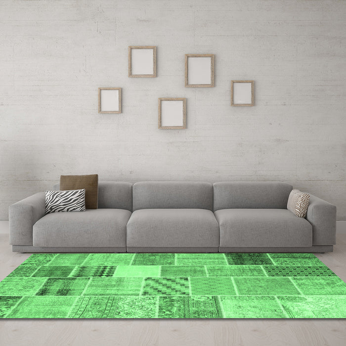 Machine Washable Patchwork Emerald Green Transitional Area Rugs in a Living Room,, wshcon1395emgrn