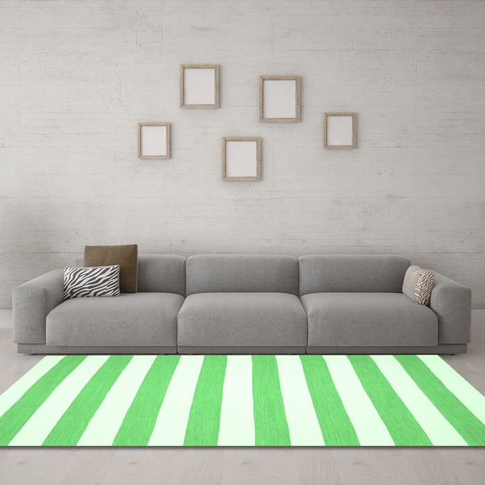 Machine Washable Solid Emerald Green Modern Area Rugs in a Living Room,, wshcon13emgrn