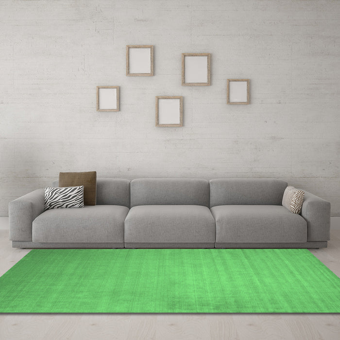 Machine Washable Solid Emerald Green Modern Area Rugs in a Living Room,, wshcon140emgrn