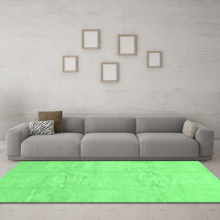 Machine Washable Solid Emerald Green Modern Area Rugs in a Living Room,, wshcon1412emgrn