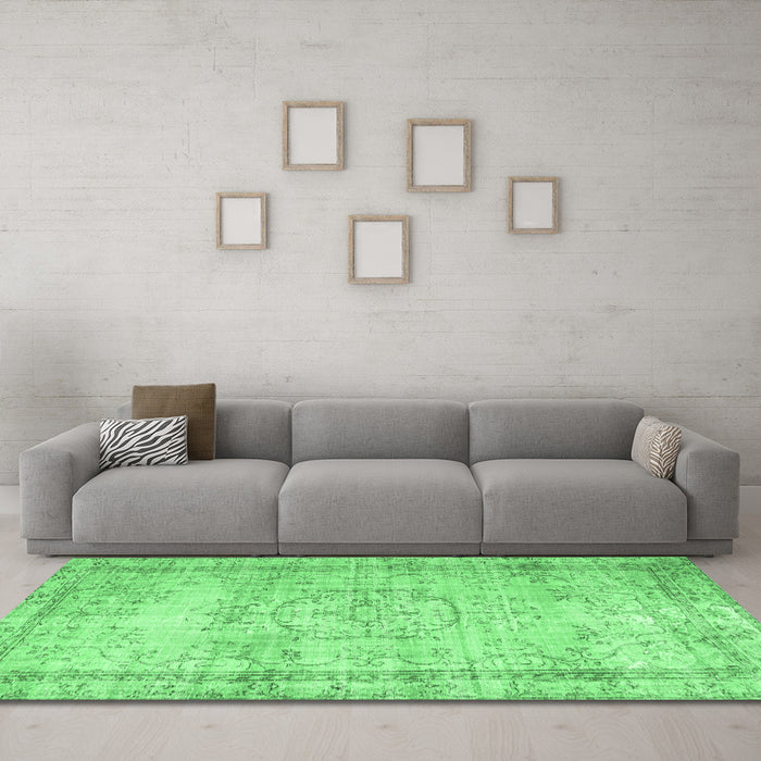 Machine Washable Abstract Emerald Green Contemporary Area Rugs in a Living Room,, wshcon1422emgrn