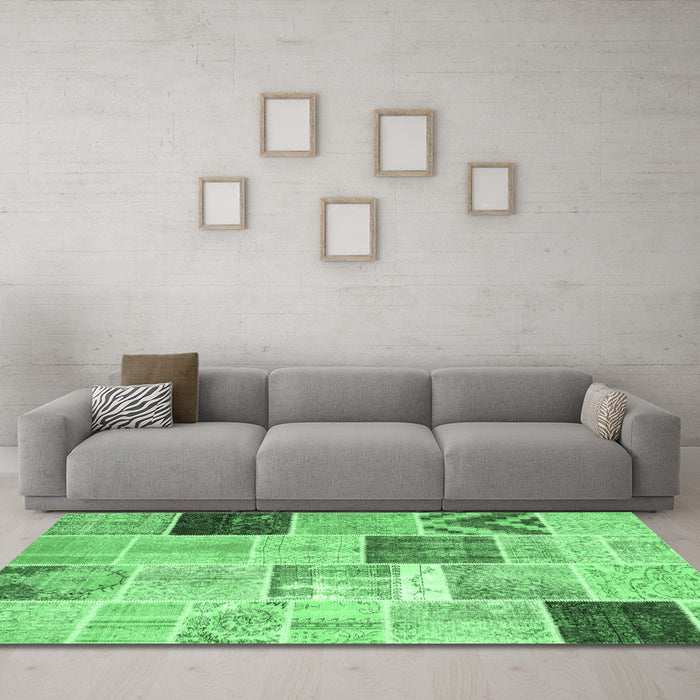 Machine Washable Patchwork Emerald Green Transitional Area Rugs in a Living Room,, wshcon1424emgrn