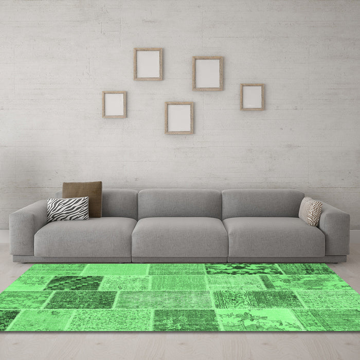 Machine Washable Patchwork Emerald Green Transitional Area Rugs in a Living Room,, wshcon1425emgrn