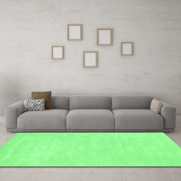 Machine Washable Abstract Emerald Green Contemporary Area Rugs in a Living Room,, wshcon143emgrn