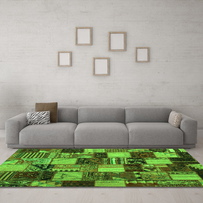 Machine Washable Patchwork Green Transitional Area Rugs in a Living Room,, wshcon1462grn