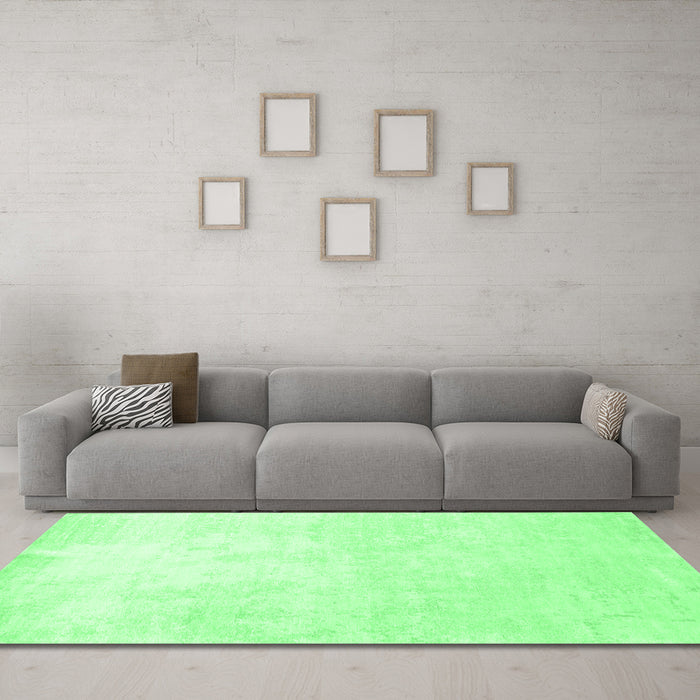 Machine Washable Solid Emerald Green Modern Area Rugs in a Living Room,, wshcon1472emgrn