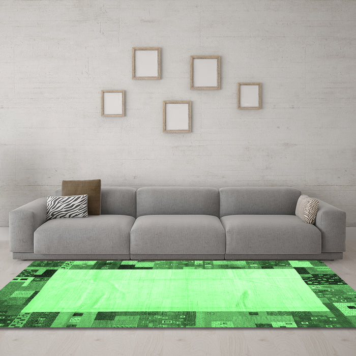Machine Washable Solid Emerald Green Modern Area Rugs in a Living Room,, wshcon1526emgrn