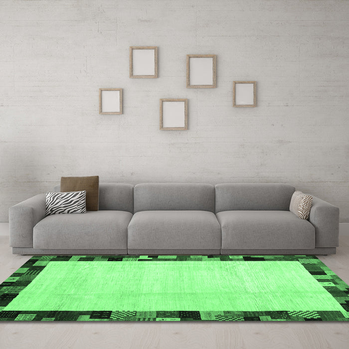 Machine Washable Solid Emerald Green Modern Area Rugs in a Living Room,, wshcon1540emgrn