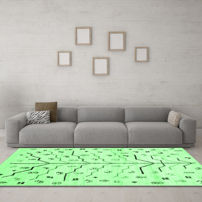 Machine Washable Solid Emerald Green Modern Area Rugs in a Living Room,, wshcon1550emgrn