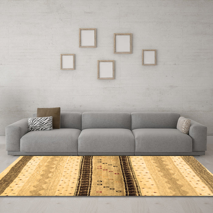 Machine Washable Abstract Brown Contemporary Rug in a Living Room,, wshcon1561brn