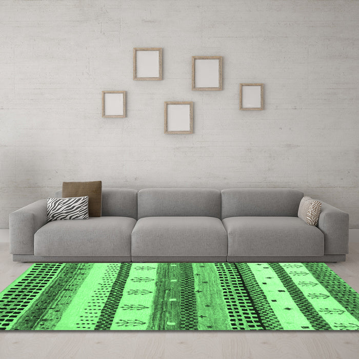 Machine Washable Abstract Emerald Green Contemporary Area Rugs in a Living Room,, wshcon1566emgrn