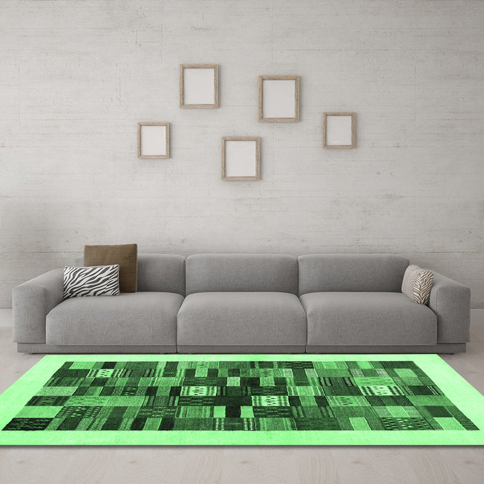 Machine Washable Solid Emerald Green Modern Area Rugs in a Living Room,, wshcon1593emgrn
