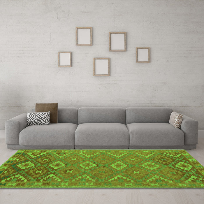 Machine Washable Oriental Green Traditional Area Rugs in a Living Room,, wshcon1653grn